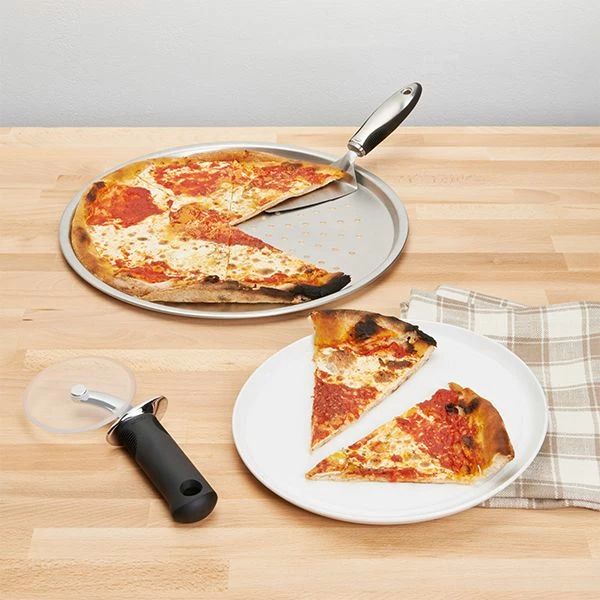 OXO Good Grips 4" Pizza Wheel For Non Stick Pans 5 OXO Good Grips 4" Pizza Wheel For Non Stick Pans - Image 3