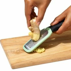 OXO Good Grips Etched Ginger & Garlic Grater 10 OXO Good Grips Etched Ginger & Garlic Grater -Kitchen Gadgets Store 11273000UK OXO Etched Ginger Garlic Grater 2
