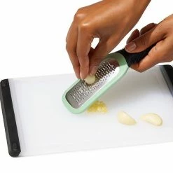 OXO Good Grips Etched Ginger & Garlic Grater 11 OXO Good Grips Etched Ginger & Garlic Grater -Kitchen Gadgets Store 11273000UK OXO Etched Ginger Garlic Grater 3