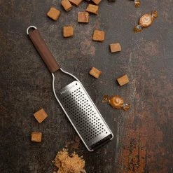 Microplane Master Series Coarse Grater -Kitchen Gadgets Store 43300 Microplane Master Series Coarse Grater 600px 2
